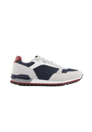 Low-Top-Sneaker mit weißen, marineblauen, grauen und roten Details, texturierter Sohle und "BOSS" Logo nahe der Schnürsenkel an der Seite.