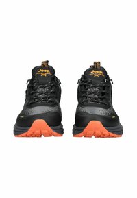 Černé a šedé turistické boty mají strukturovaný svršek, šňůrky a oranžové gumové podrážky s hlubokým dezénem pro lepší přilnavost. Součástí je značka Jeep.