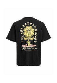 Μαύρο T-shirt με ένα μεγάλο κίτρινο χαμογελαστό λουλούδι σε γλάστρα και κείμενο που λέει "Είσαι εξαιρετικός" και "Φύτεψε το μέλλον 1990" στην πλάτη.