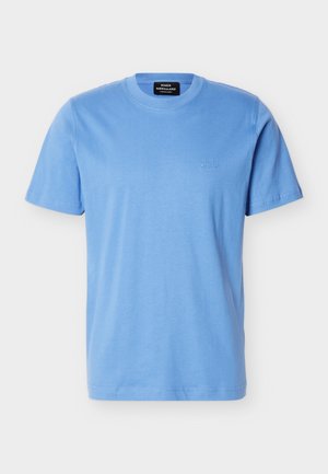Tricou din bumbac bleu deschis cu mâneci scurte, gât rotund și logo mic „Mads Nørgaard” brodat pe pieptul stâng.