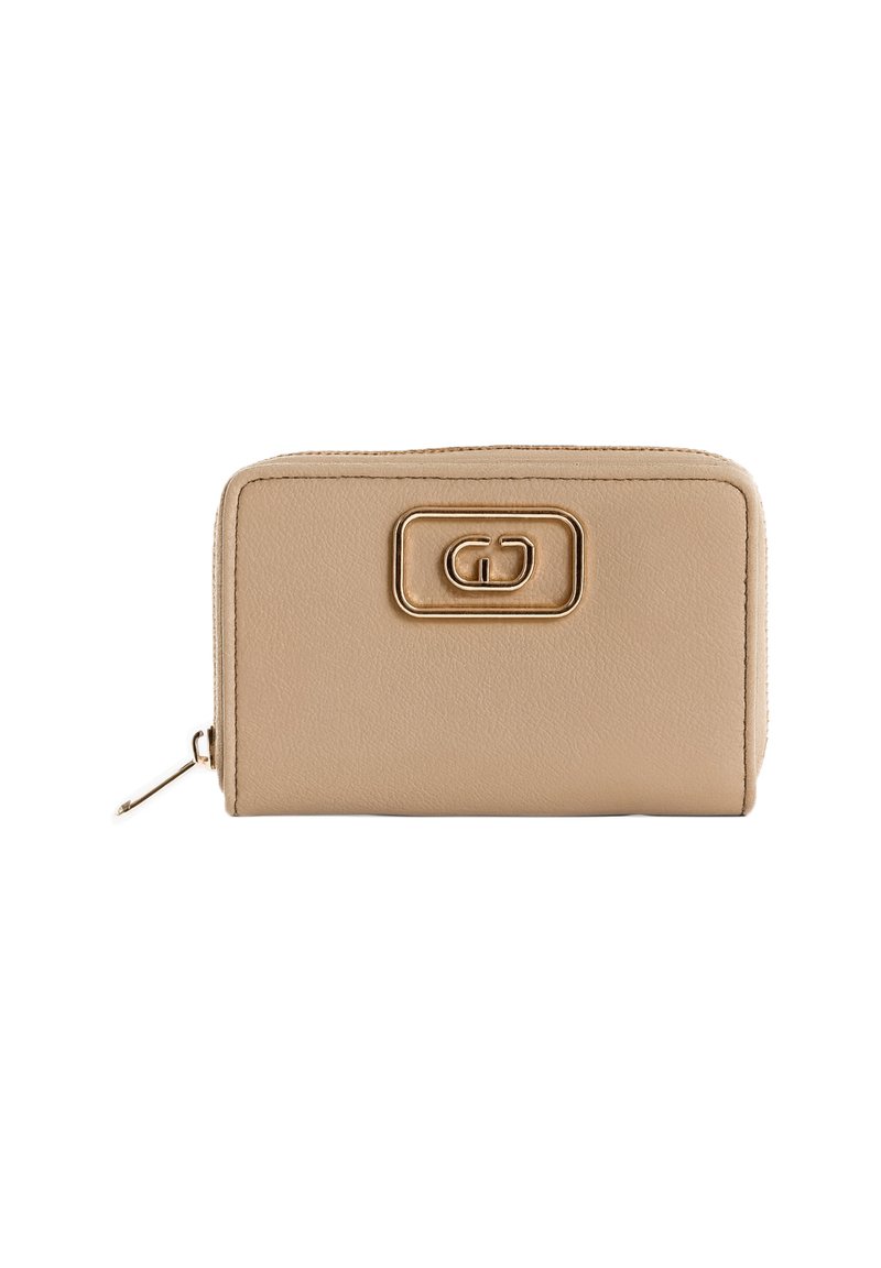 Portafoglio in pelle beige con forma rettangolare, caratterizzato da un accento in metallo dorato e una chiusura con zip sul lato. Superficie texturizzata.