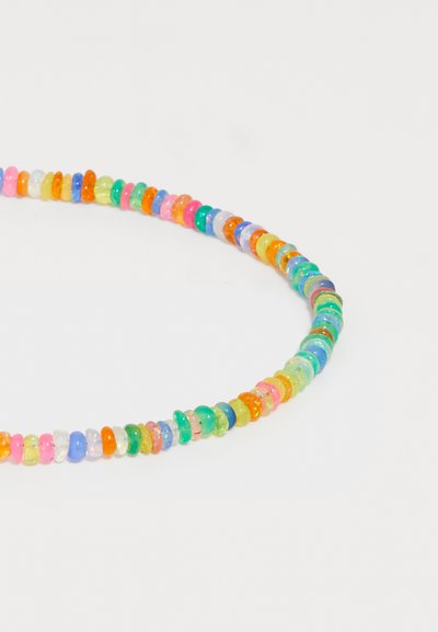 Värviline helmestikett, mis sisaldab väikeseid, läbipaistvaid ja opakseid ümmargusi helmeid sinises, rohelises, roosas, oranžis ja kollases, paigutatud ringikujuliselt.