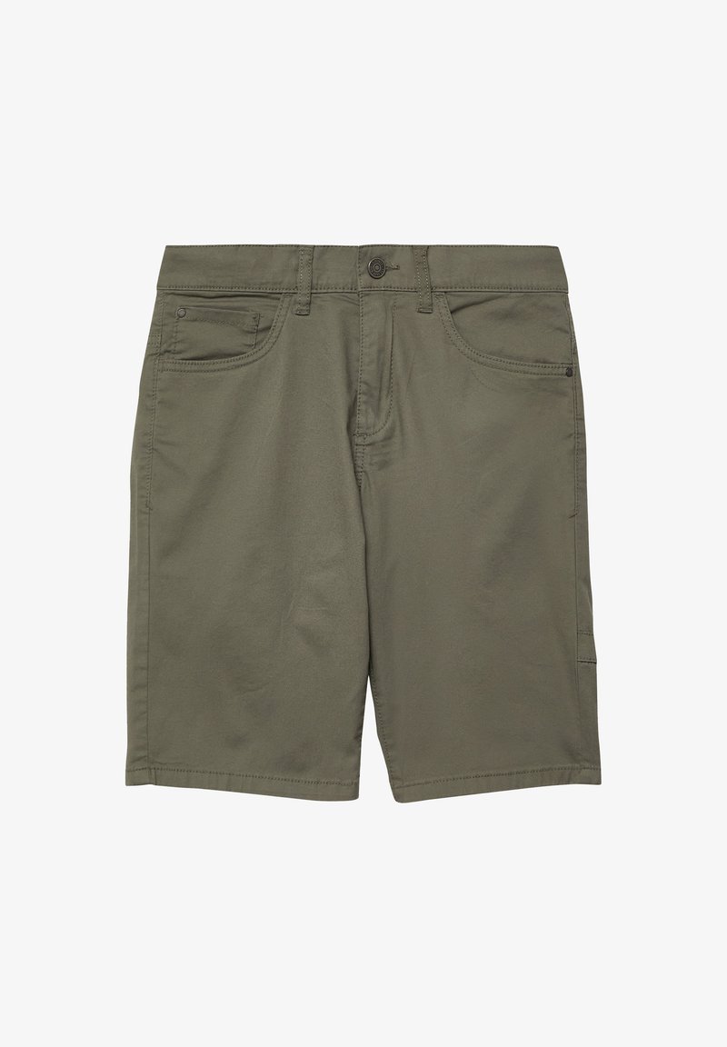 Shorts mi-longueur couleur vert olive avec passants pour ceinture, fermeture à boutons, poches avant et coutures visibles sur fond blanc.