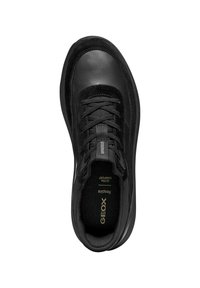 Svarta sneakers med en slät läderöverdel och mockadetaljer, rund tå och snörning. Innermaterialet har varumärkesdetaljer.