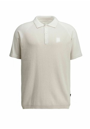 Rövid ujjú, bézs színű, texturált galléros póló három gombbal és egy kis foltlogóval a bal mellrészen, fehér háttéren bemutatva.