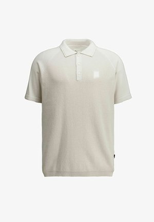Rövid ujjú, bézs színű, texturált galléros póló három gombbal és egy kis foltlogóval a bal mellrészen, fehér háttéren bemutatva.