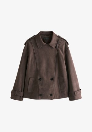 Brūna zamšādas divrindu žakete ar platām apkaklēm, pogām piespraustām plecu uzlikām, aproču siksnām un divām priekšējām kabatām.