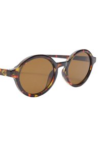 Okrągłe okulary przeciwsłoneczne w wzór żółwi, z brązowymi soczewkami i grubymi, błyszczącymi oprawkami. Posiadają mocne zawiasy i szerokie zauszniki.