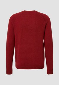 Czerwony sweter dzianinowy z długim rękawem i okrągłym dekoltem, z prążkowanymi mankietami i dolnym wykończeniem, pokazany od tyłu na jednolitym jasnoszarym tle.