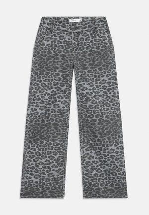 Harmaa leopardikuosiset leveälahkeiset housut, joissa on taskut, nappikiinnitys sekä tekstuuri, joka on sileä pinta.