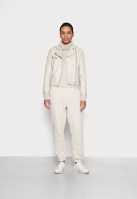 Gestuz BIRTA CUTLINE PANTS - Calças de fato de treino - moonbeam