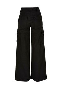 Pantalon cargo noir à jambes larges avec taille haute et poches à rabat sur le côté et à l’arrière, présenté de dos sur fond blanc.