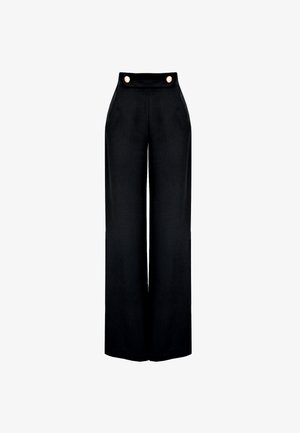 Szerokie czarne spodnie z wysokim stanem, z dwoma dekoracyjnymi złotymi guzikami w pasie i bocznymi kieszeniami. Gładka faktura materiału.