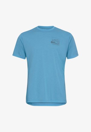 Hellblaues T-Shirt mit kurzen Ärmeln, mit einem kleinen schwarzen Berg-Graphic und dem "Jack Wolfskin"-Logo auf der linken Brust.