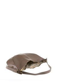 Borsa a spalla in pelle marrone con design curvo, tracolla regolabile singola e dettagli in hardware color oro; aperta per rivelare una fodera beige e un motivo.