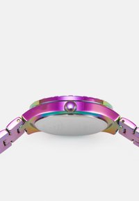 Regnbuefarvet rustfrit stål ur med en cirkulær urskive, rillede kant og en fremtrædende krone, der har et matchende metalarmbånd.