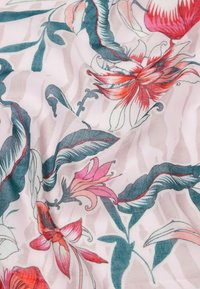 Tejido con estampado floral en tonos de rosa, rojo y verde azulado sobre un fondo rosa claro. Presenta una textura suave y diseños botánicos intrincados.