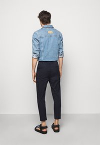 DRYKORN Chino kalhoty - dark blue