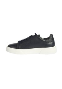 Marineblaue Leder-Sneaker mit strukturierter Oberfläche, weißer Gummisohle und passenden dunklen Schnürsenkeln. Abgerundete Zehenpartie und minimalistisches Design.