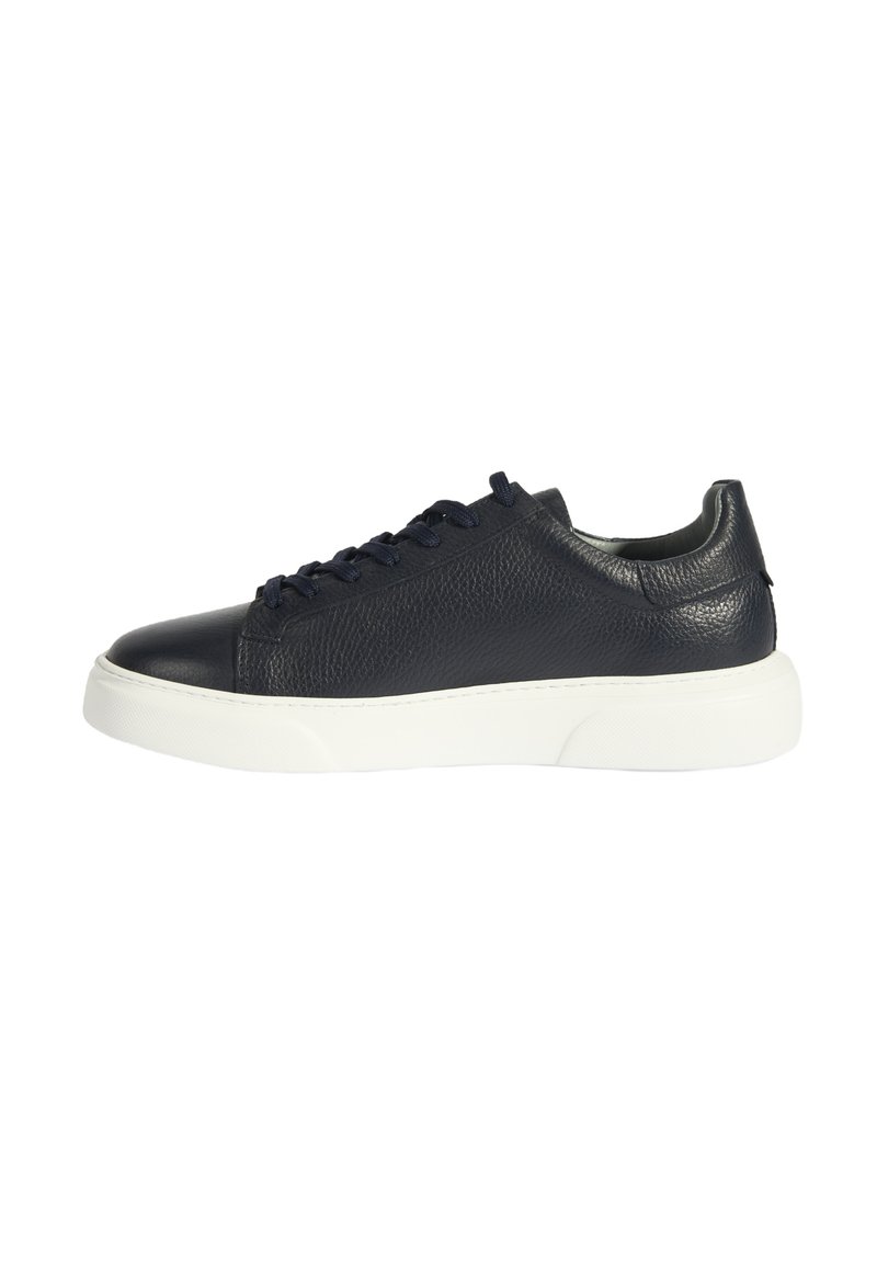Marineblaue Leder-Sneaker mit strukturierter Oberfläche, weißer Gummisohle und passenden dunklen Schnürsenkeln. Abgerundete Zehenpartie und minimalistisches Design.