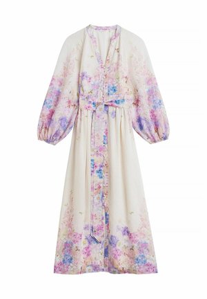 Longue robe crème à fleurs roses, violettes et bleues, manches longues bouffantes, boutonnée devant, ceinture assortie à la taille.