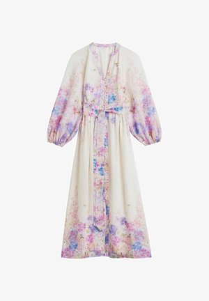 Longue robe crème à fleurs roses, violettes et bleues, manches longues bouffantes, boutonnée devant, ceinture assortie à la taille.