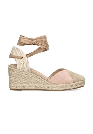 Sandalias de cuña de esparto con suela de yute. Presentan una puntera de ante beige, un panel de ante rosa y una correa trenzada en el tobillo con un lazo.