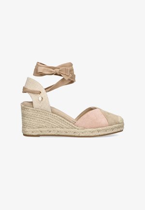 Sandalias de cuña de esparto con suela de yute. Presentan una puntera de ante beige, un panel de ante rosa y una correa trenzada en el tobillo con un lazo.