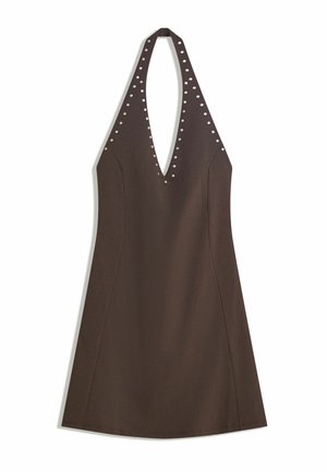 Braunes Neckholder-Kleid mit tiefem V-Ausschnitt, A-Linien-Silhouette und kleinen silbernen Nieten, die den Ausschnitt und die Träger umreißen.