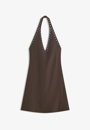 Braunes Neckholder-Kleid mit tiefem V-Ausschnitt, A-Linien-Silhouette und kleinen silbernen Nieten, die den Ausschnitt und die Träger umreißen.