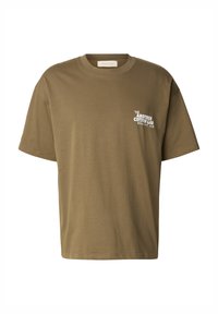 Bawełniany t-shirt w oliwkowej zieleni o luźnym kroju. Posiada okrągły dekolt oraz biały, graficzny napis z logo po lewej stronie. Krótkie rękawy.