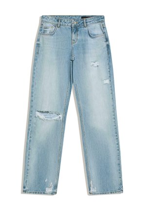 Jean en denim bleu clair avec des détails déchirés sur la cuisse, le genou et l'ourlet, comportant des poches avant, des passants de ceinture et une fermeture à bouton.