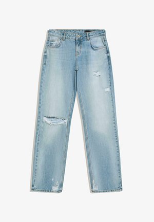 Jean en denim bleu clair avec des détails déchirés sur la cuisse, le genou et l'ourlet, comportant des poches avant, des passants de ceinture et une fermeture à bouton.