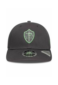 Schwarze Baseballkappe mit grünem Roma 1927-Wappen, das einen Wolf und zwei Säuglinge auf der Vorderseite zeigt, mit Größen- und Markenaufklebern auf dem Schirm.