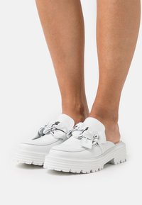 Kennel + Schmenger Mules à talons - white