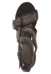 Sandale en cuir marron avec plusieurs sangles réglables et boucles, vue de dessus sur fond blanc.