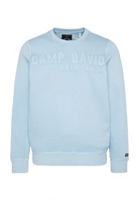 Sudadera azul clara con un escote redondo, puños y dobladillo de canalé. En la parte delantera muestra el texto en relieve "CAMP DAVID ORIG. TM //". Textura suave.
