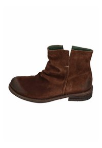 Braune Wildleder-Stiefelette mit leichtem Knicken, flacher Holzsohle und grünem Innenfutter, seitlich betrachtet.