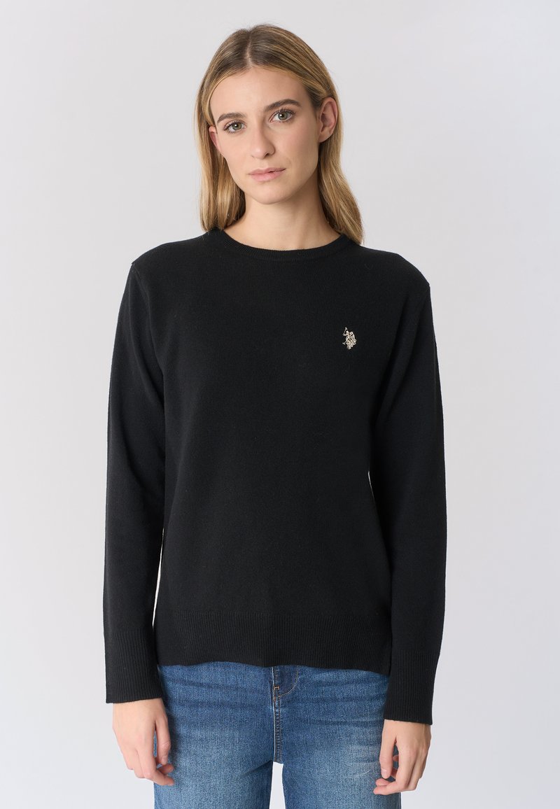 Maglione nero lavorato a maglia con maniche lunghe, scollo rotondo e piccolo logo ricamato sul lato sinistro del petto. Tessuto morbido, vestibilità casual.