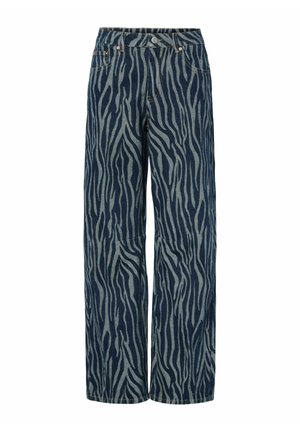 Pantalones de mezclilla de pierna ancha con un fondo azul oscuro y un patrón de rayas de cebra en un azul claro que contrasta; incluye bolsillos estándar y herrajes metálicos.
