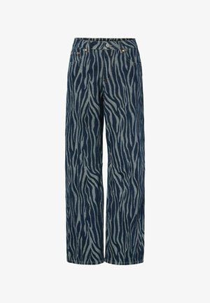 Pantaloni in denim a gamba larga con uno sfondo blu scuro e un motivo a strisce zebrate blu chiaro a contrasto; dotati di tasche standard e accessori in metallo.