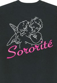 T-shirt noir arborant un design en lignes blanches de deux chérubins s'enlaçant, avec "Sororité" en texte cursif rose sous l'illustration.