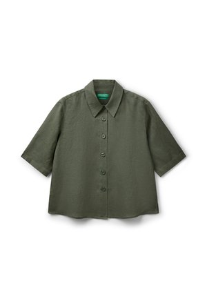 Camisa de manga corta en verde oliva, confeccionada en tela texturizada, con cierre frontal de botones, cuello puntiagudo y dobladillo recto.