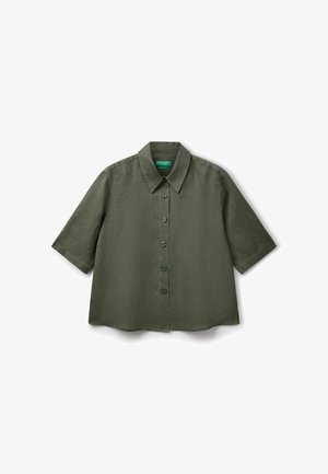 Camisa de manga corta en verde oliva, confeccionada en tela texturizada, con cierre frontal de botones, cuello puntiagudo y dobladillo recto.