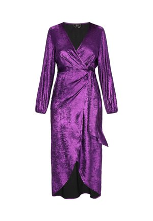 Lila bársony wrap ruha hosszú ujjakkal, V-nyakkivágással, húzott derékpánttal és aszimmetrikus szegéllyel.