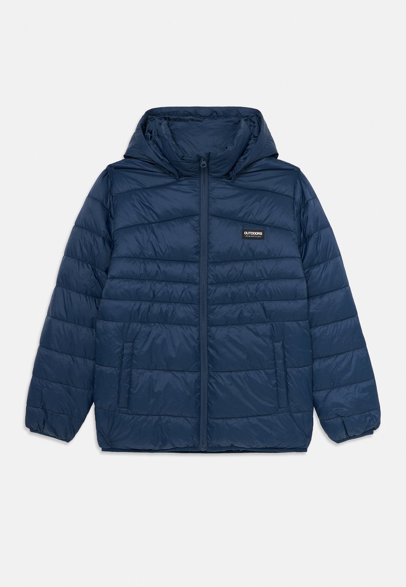 Veste à capuche matelassée bleu marine avec fermeture éclair frontale, poignets élastiques, deux poches latérales et un petit écusson "Outdoors Expedition" sur la poitrine.