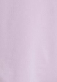 Jasnofioletowy materiał tekstylny o gładkiej, lekko teksturowanej powierzchni z subtelnym prążkowanym wzorem, odpowiedni na ubrania lub akcesoria.