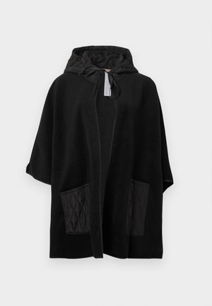 Svart hetteponcho laget av mykt stoff med kviltede svarte lommer, med åpen front og hette med snor.