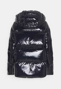 Glansig svart pufferjacka med horisontell quiltning och fastsatt huva, visad bakifrån mot en vit bakgrund.