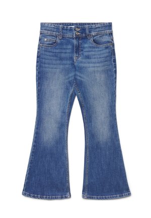 Jean en denim bleu avec jambe évasée, poches avant et arrière, fermeture à double bouton et détails de lavage délavés.